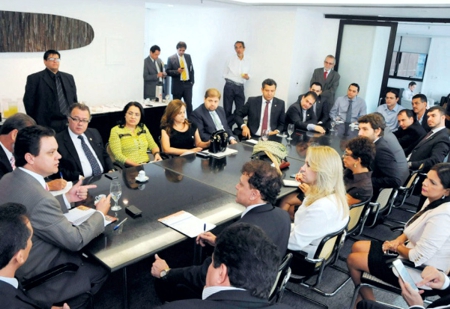 CHOQUE DE GESTÃO EM MINAS FOI ASSIM: tucanos ESCONDERAM despesas e mostraram receitas SUPERESTIMADAS – QUEBRARAM O ESTADO Reunião secretário de governo